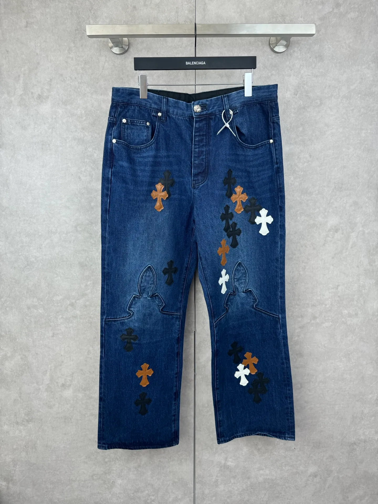 P750 Chrome Heat CH limited flame patch leather jeans Size: 30/32/34/36/38 This jeans is a store VIP limited edition (can only be purchased by store VIPs) and is not an official website model, so it is even rarer. When we got it back, we found that these pants were different from the usual 501 version. These pants were made of CH's own soleplate, not the 501 soleplate. So I can only customize the fabrics myself and rely on various relationships to get the raw material fabrics. The washing process also took dozens of attempts to finally achieve the effect we wanted. This pair of pants uses a total of 35 pieces of leather, all of which are second-layer cowhide. Therefore, whether the material is leather label or wash label, fabric or hardware, the mold needs to be re-opened and the cross must be sewn manually (in order to restore it, it can only be done manually).